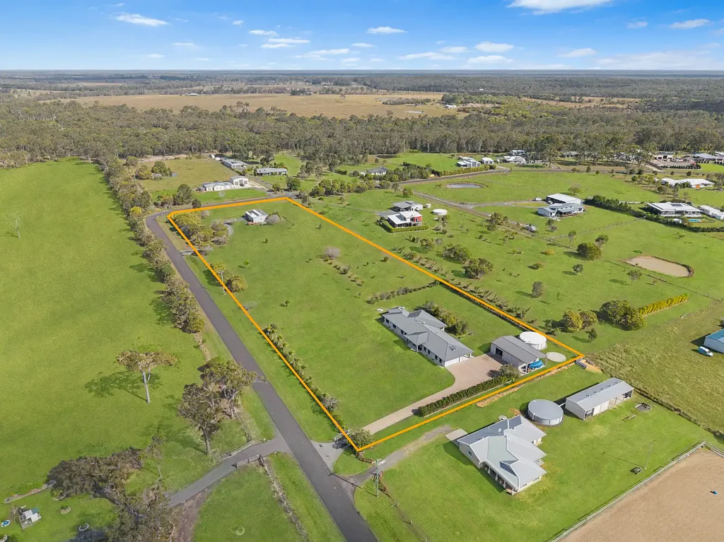 Sunshine Acres 4غرفة نوم A Rare Sunshine Acres Offering of Scale, Quality & Lifestyle