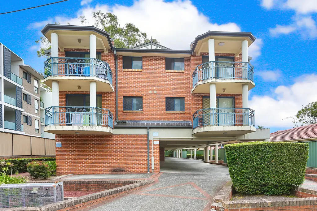 Toongabbie 2房 宽敞两卧 主卧带阳台 开放厨房 舒适起居 近车站商场 学校云集 车库自备 A Smart Start