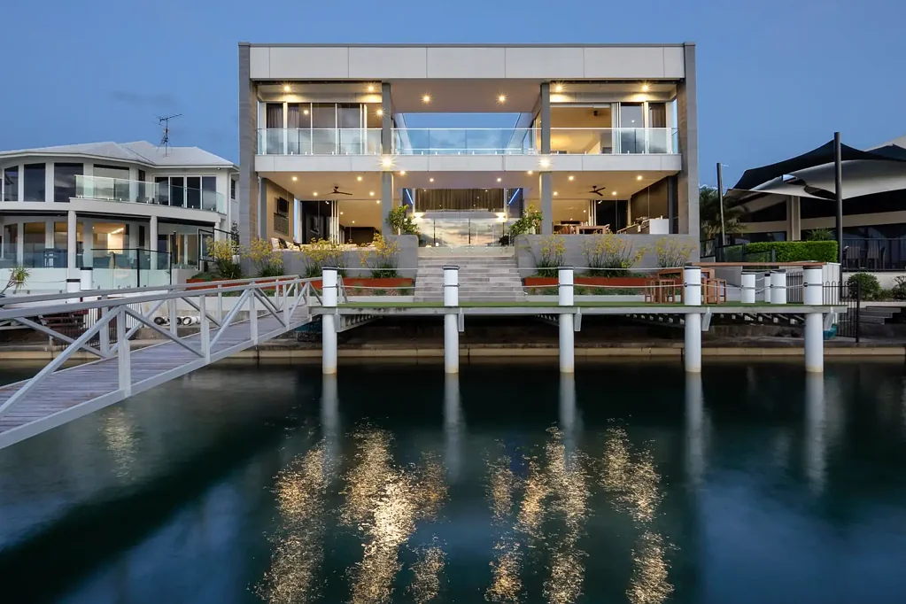 Minyama 6ਬੈੱਡਰੂਮ Boasting 21 metres of prime river frontage, breathtaking water views, and a private 15-metre pontoon with deep-water access.