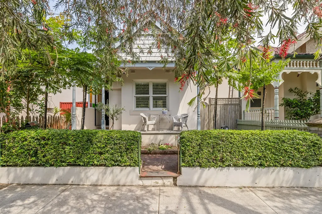 Stanmore 3房 独立单层别墅 宽敞开放式起居 红陶木地板 双露台庭院 步行便利交通 海滨魅力装修 Single-level cottage in wide street / dual-access block