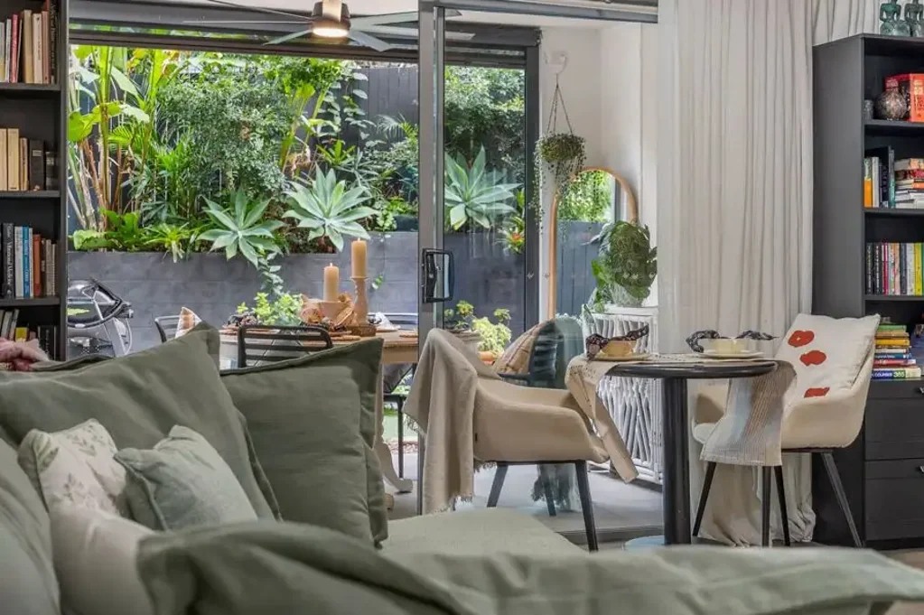Greenslopes 2房 宽敞底层公寓，带超大私人庭院 Spacious Ground Floor Apartment with Expansive Private Courtyard