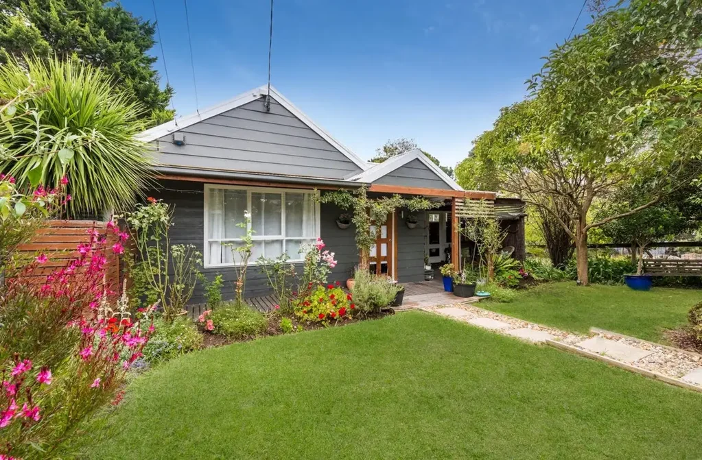 Three Bedroom Home in sought after location of Mount Eliza- Includes pool maintenance