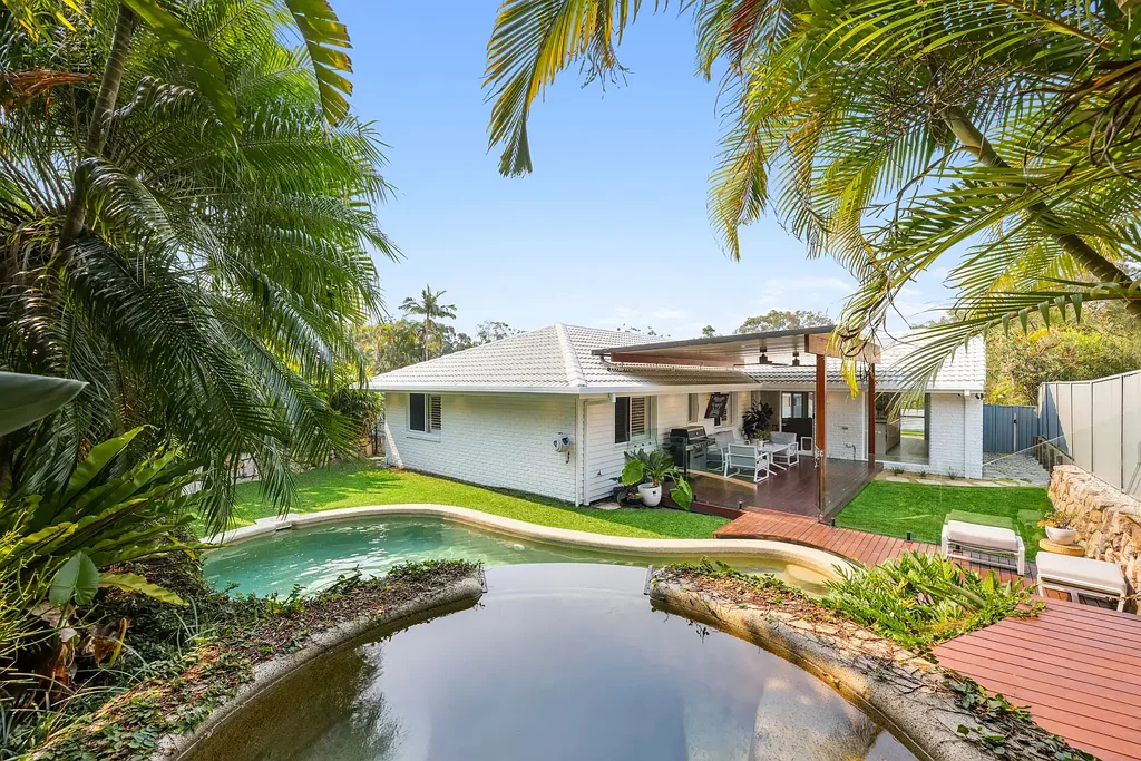 Robina 4房  Sunlit Entertainer with Poolside Bliss & Perfect Central Location