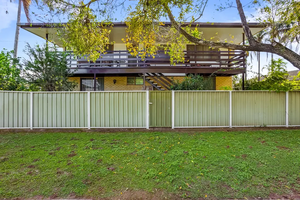 Kallangur 3कमरा Classic High-Set Home with Dual-Living potential in a Quiet Cul-de-Sac