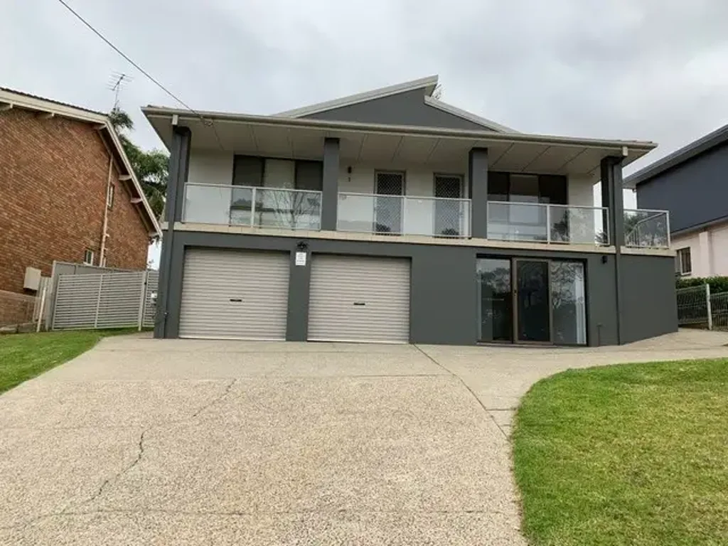 Spacious Upstairs Unit Close to Garden Bay
