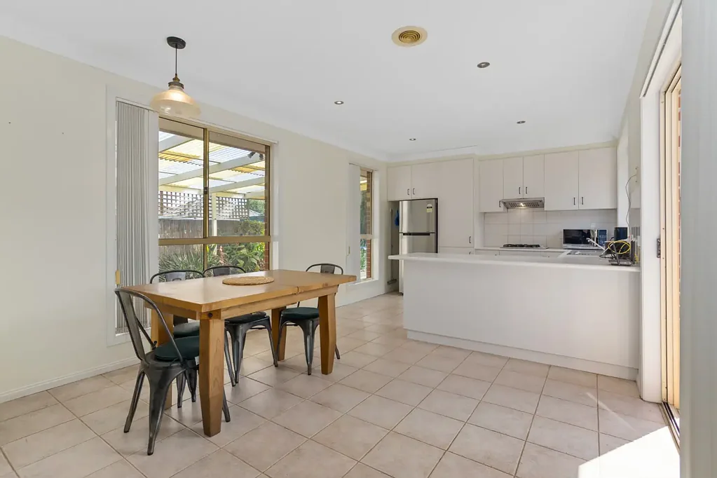 2/33 Eames Avenue, Brooklyn, VIC 3012