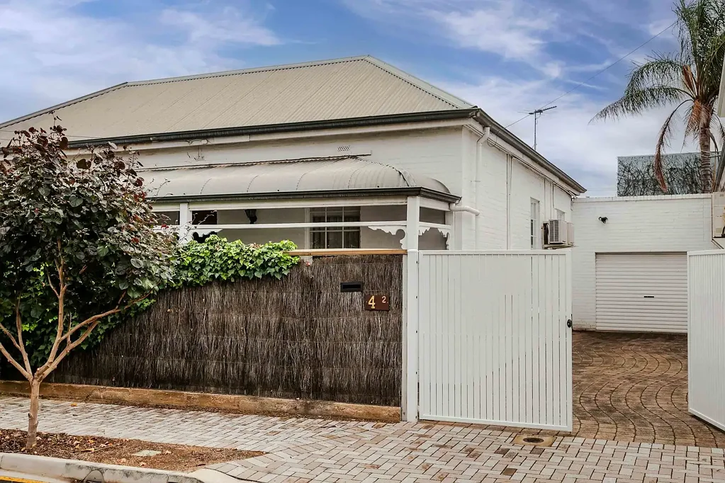 Thebarton 2غرفة نوم Stylish, Fully Renovated Character Home with Light-Filled Living & Entertaining