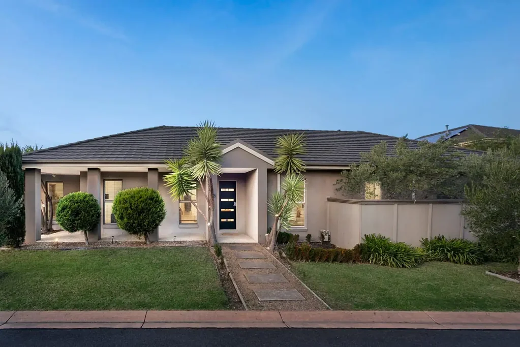 Point Cook 4Zimmer Four-Bedroom Family Haven with Study and Resort-Style Amenities