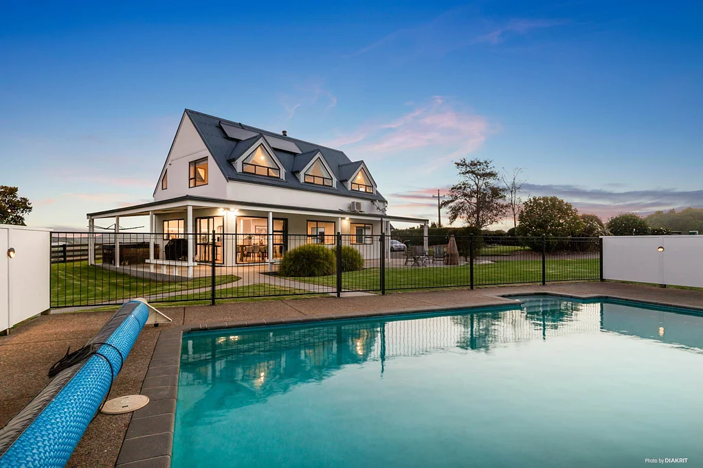 Pukekohe 4房  Lifestyle with Sleepout, Pool, Land & Shedding
