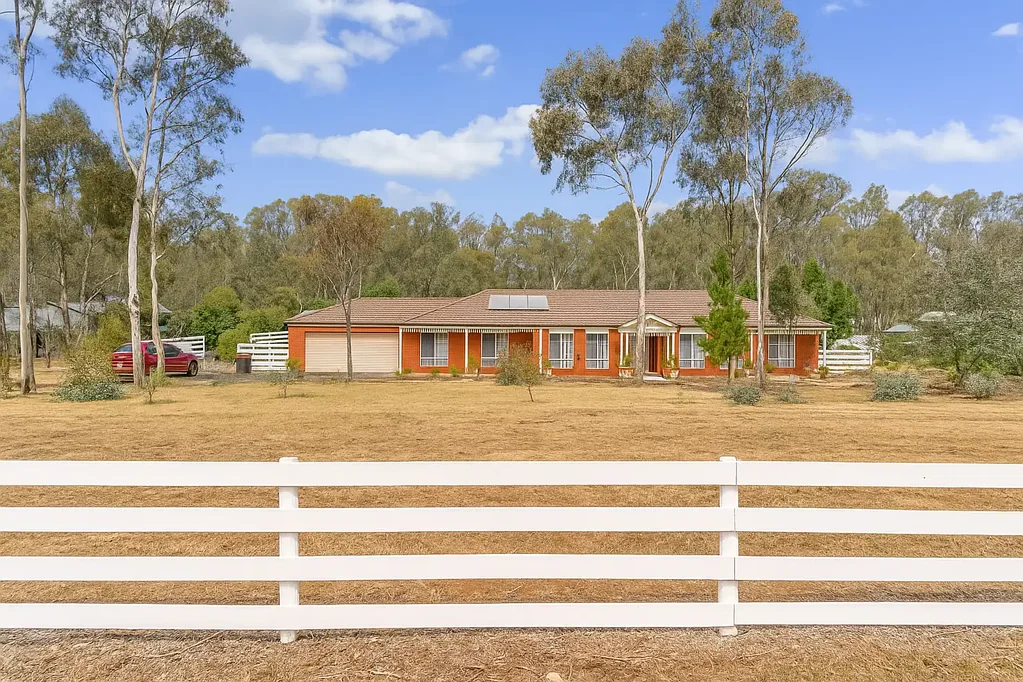 Junortoun 6房  Introducing 1082 McIvor Highway – A Rare Blend of Space, Sustainability & Serenity