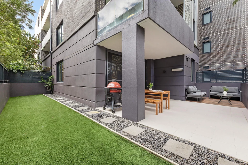 Pymble 2chambre Contemporary ease, surrounded by privacy and outdoor appeal