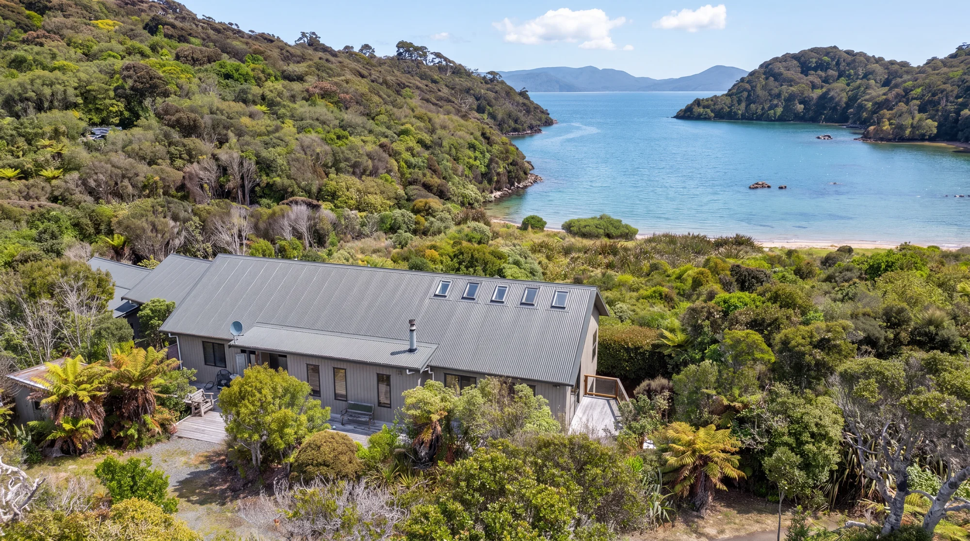 Stewart Island 3房 Private Bayfront Living With Self Contained Unit!