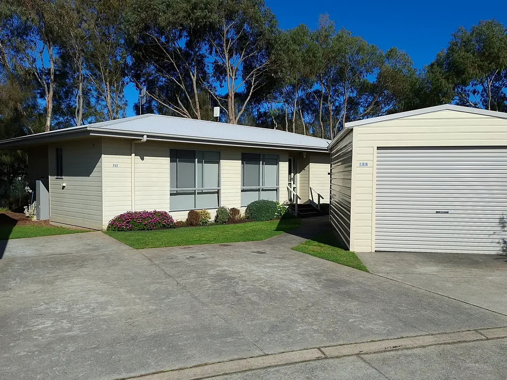 Warrnambool 3कमरा PRIVATE SALE- Call Ron for Inspection 0459966977 - Wake up every morning to a million dollar view of the beautifull Hopkins River from the living area