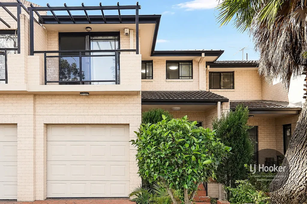 Merrylands 3房 Stockland近950米 现代燃气厨房 三卧带套间 主卧享阳台 开放式起居 私人庭院聚会 便利交通学商 Affordable & Convenient Living – Townhouse Opportunity in the Heart of Merrylands