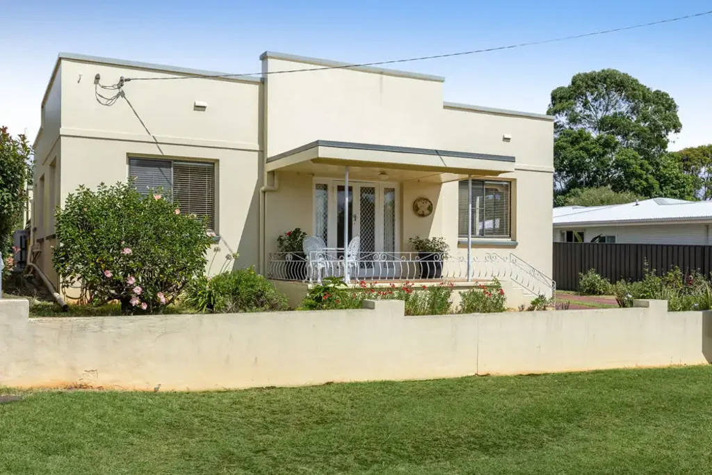 Centenary Heights 3 Bedroom Develop, Renovate, Invest! Striking Facade on 827m2!