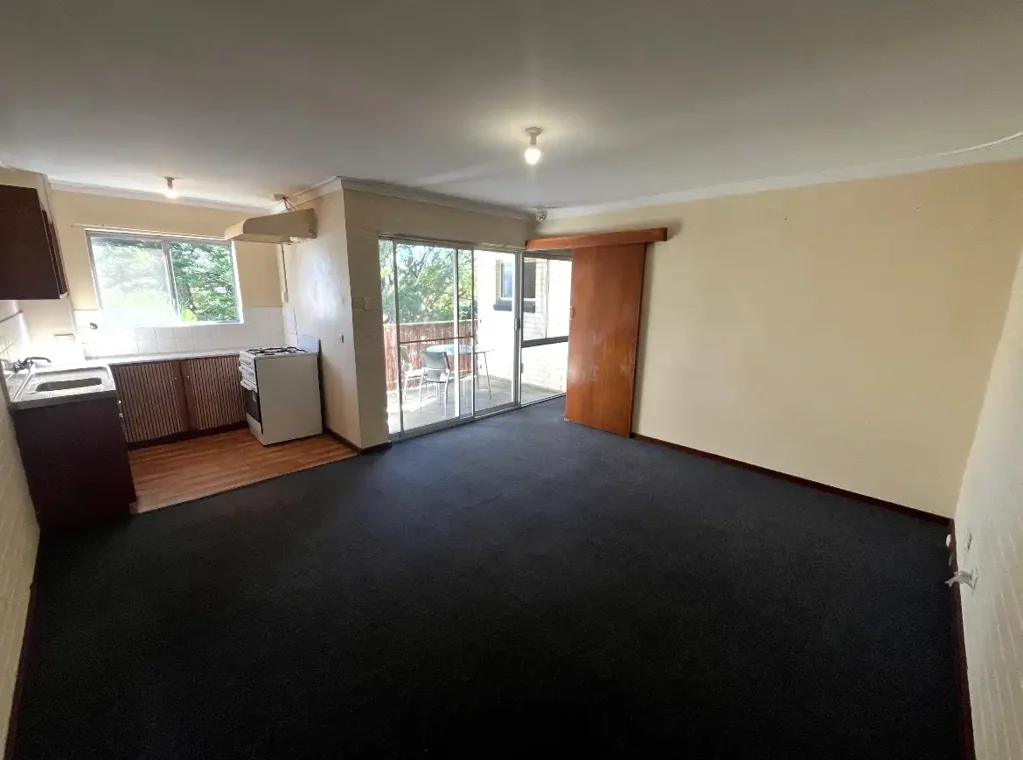 Large Unit In Top Location. Walk to Amenities. Viewing a Must!