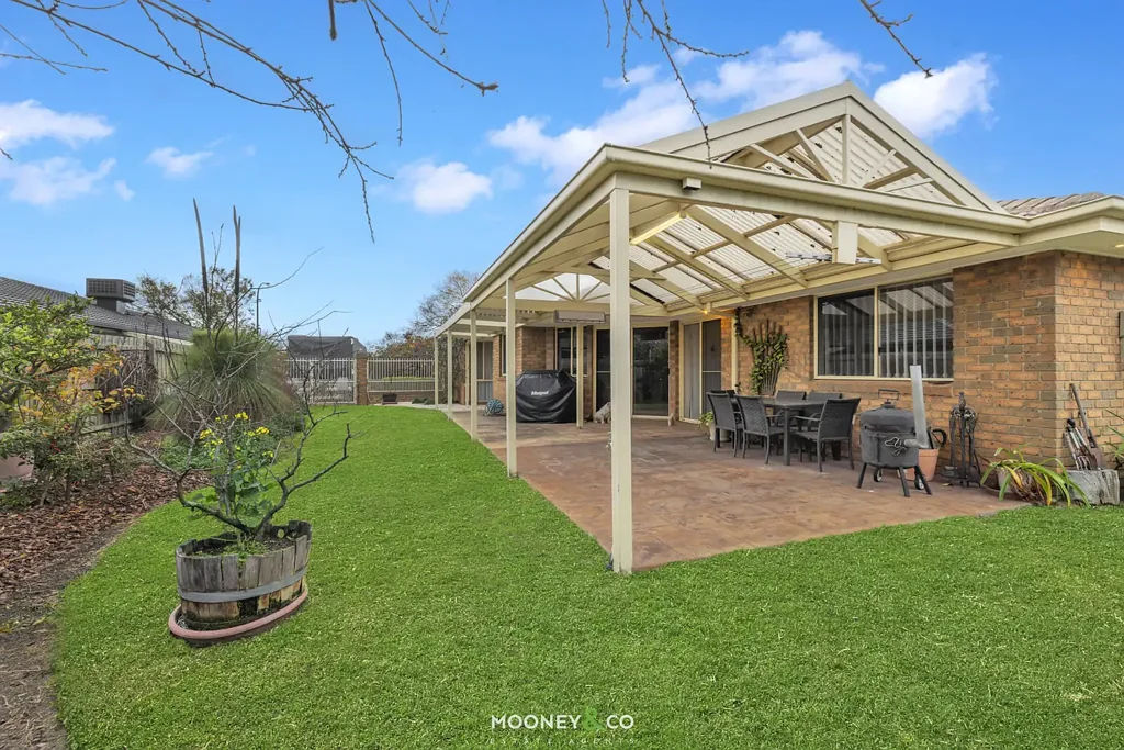 Narre Warren South 4房 719m²阔地 一侧通道 双车库宽敞 主卧带套间 开放式厨餐区 覆盖式娱乐空间 管道供暖 便捷学区生活 Room for Everyone & Everything!