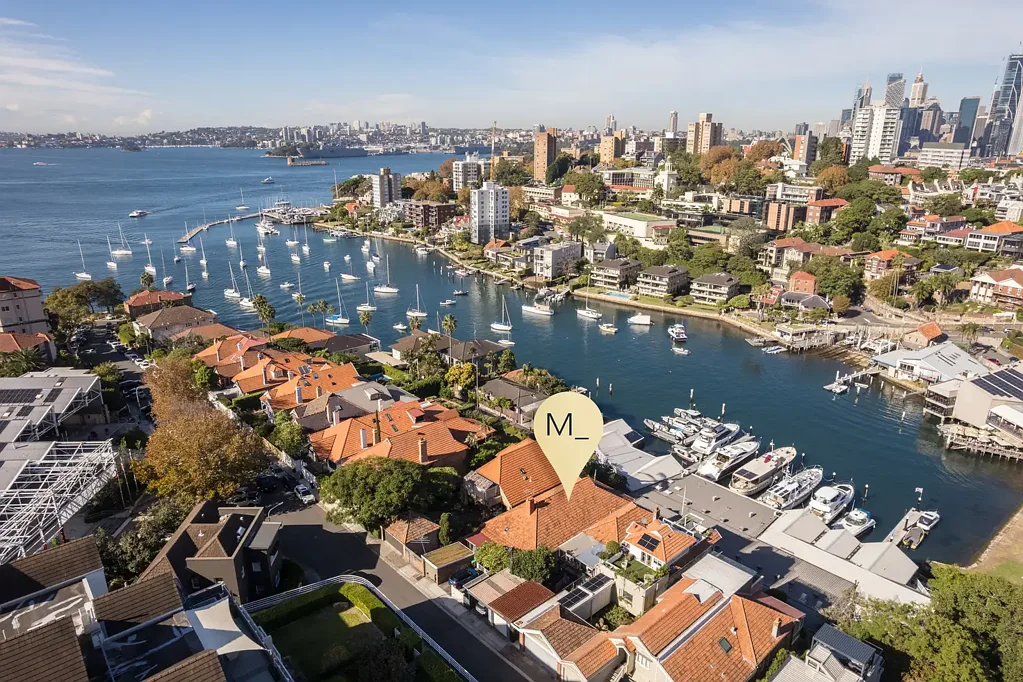 North Sydney 4房 港湾壮丽景色 主卧带阳光房 独立下层工作室 顶级海滨环境 私密视野无遮挡 A Vintage Original With Dazzling Views And Extraordinary Potential OPEN WED 12:30PM-1:00PM