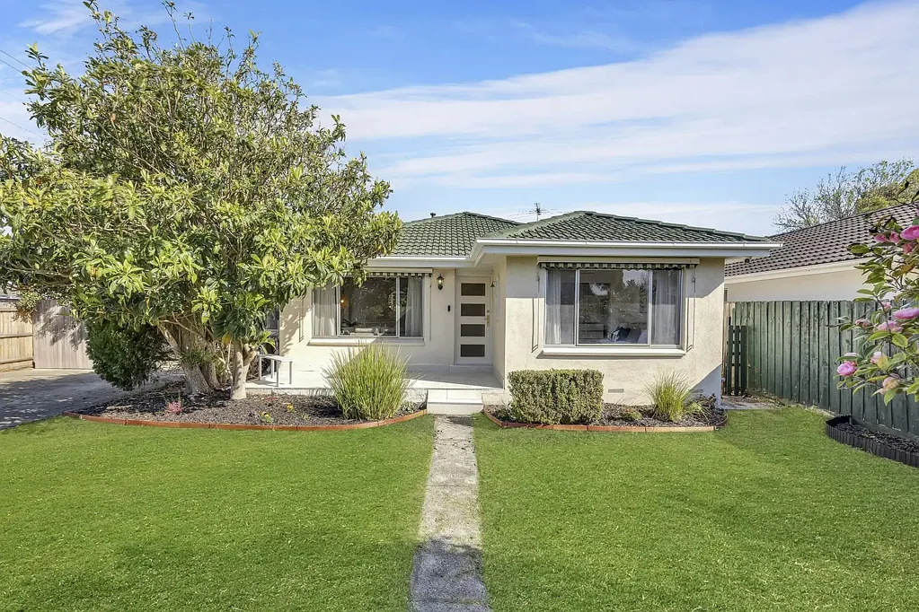 Seaford 3Zimmer The Brief: Private & Versatile Corner Living – Dual Driveways Beside Shops & Transport