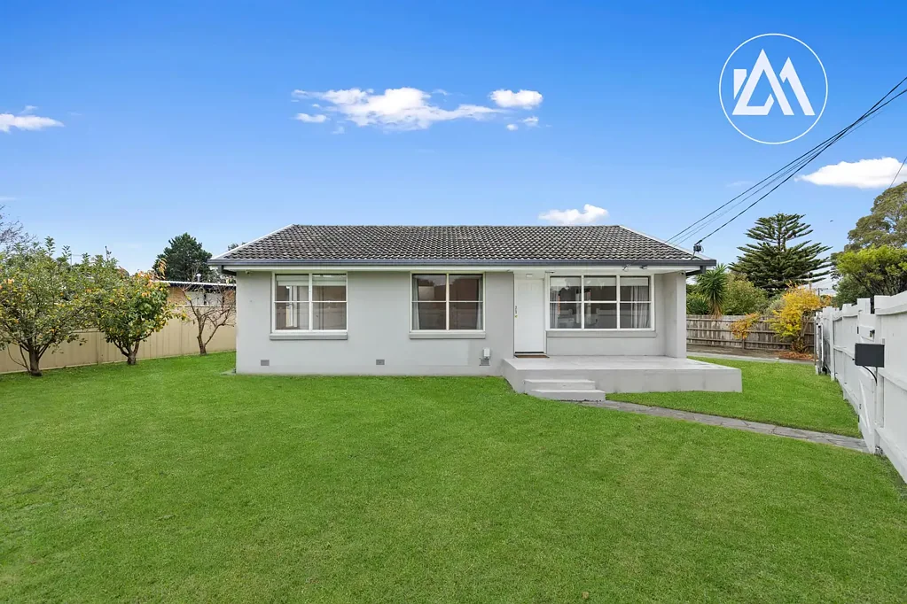 Frankston North 3房 宽敞起居区 硬木地板 分体空调 开放式厨房 三卧带柜 前院宽敞 后院娱乐 双车位车库 学区房 便利设施 Family Space with Future Flexibility