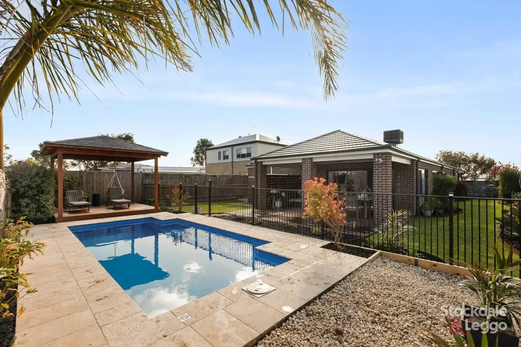 Cowes 4બેડરૂમ Contemporary Family Home with Expansive Outdoor Living and Pool