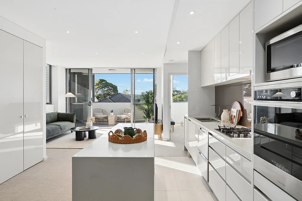 Lane Cove 2房 令人惊叹的次顶层公寓，坐拥北向阳光和开阔天空美景 Sub-penthouse stunner captures north sun and big sky views