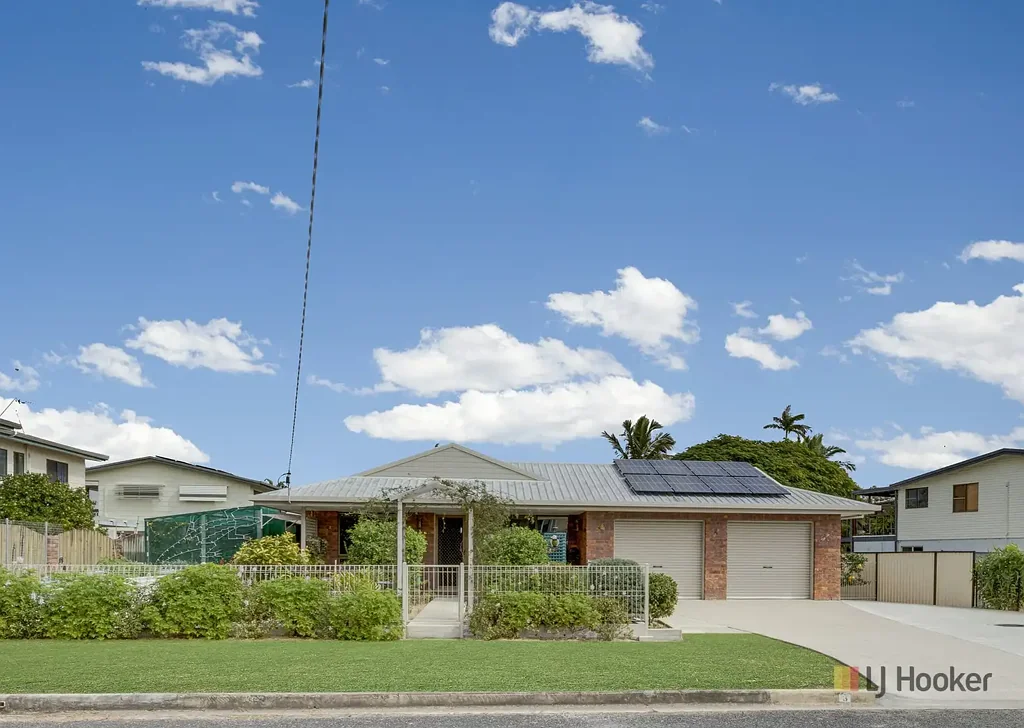 Boyne Island 3ห้องนอน Prime Location, Prime Presentation: Immaculate Low Set Brick Family Home