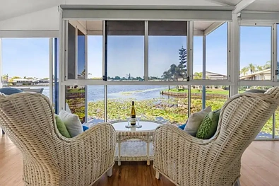 Coombabah 2房  Serene Lake-View in a sought after Over 50's Resort