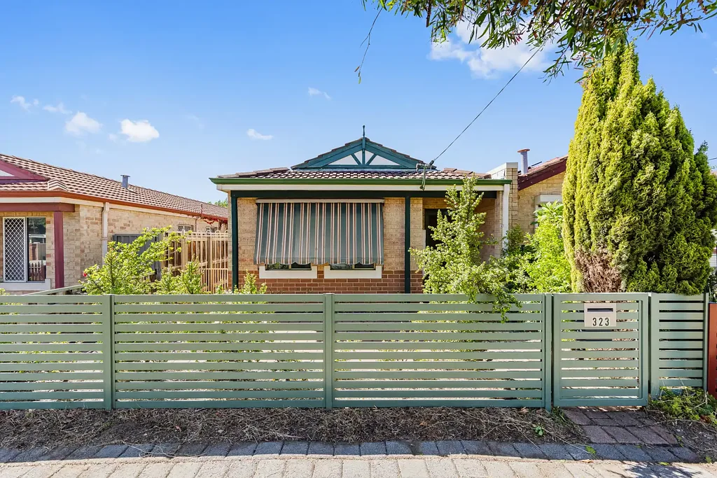 Cloverdale 3房  The Perfect First Home walking distance to Belmont Forum