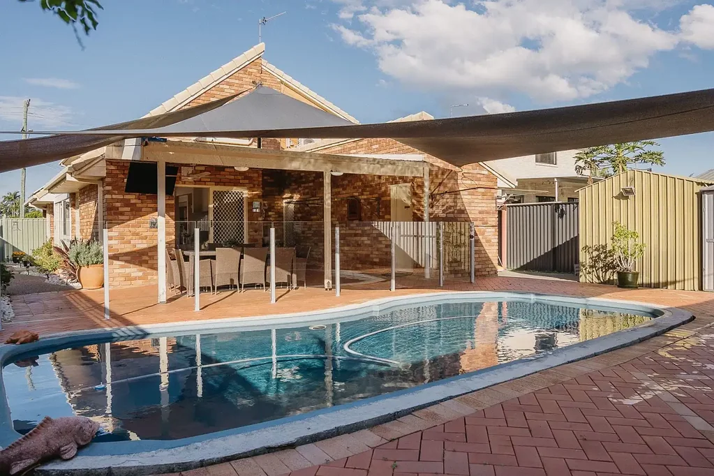 Runaway Bay 5 Slaapkamer Owners Committed Elsewhere - Will be Sold on or before Auction