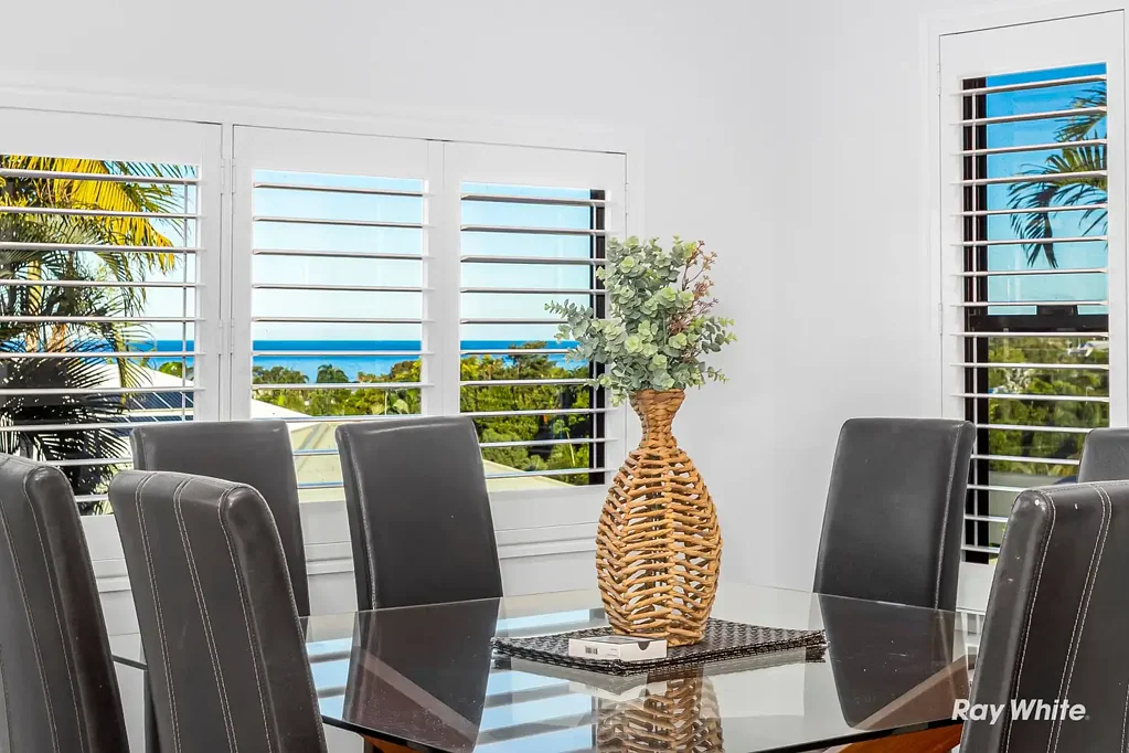 Pacific Heights 4ਬੈੱਡਰੂਮ Elevated Elegance Meets Family Functionality - Award-Winning Split-Level Home with Ocean Glimpses