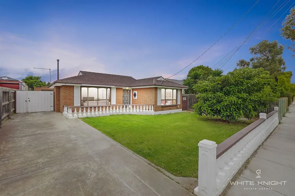 St Albans 4Moenga White Knight Estate Agents &apos; PERFECT FAMILY HOME / INVESTMENT &apos;