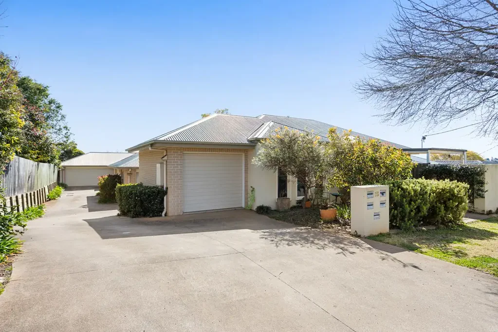 South Toowoomba 2房 South Toowoomba中心地 优质学区房 朝东采光佳 SMEG高端厨电 私享庭院 低维护家园 Conveniently Located Light & Bright Modern Unit in Eastside Locale