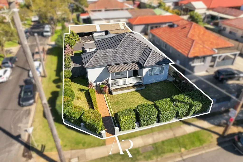 Padstow 3房 三卧宽敞主卧带步入式衣帽间 开放式厨房石材台面 燃气烹饪 宽敞户外娱乐区 封闭车库储物空间 中央空调木地板 Renovated Single-Storey Home with Spacious Retreat and Entertaining Areas