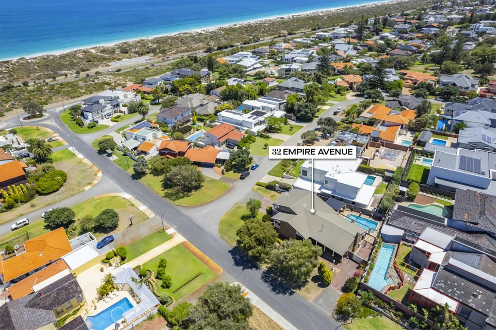 City Beach 4chambre POTENTIAL PLUS IN PRIZED POSITION