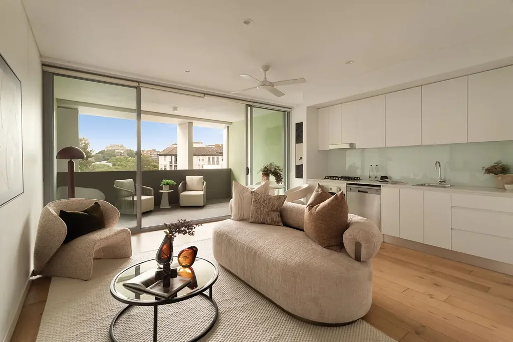 Rushcutters Bay 1房 朝北采光充足 石材厨房时尚 Elizabeth Bay树冠景观 遮盖式娱乐阳台 步行至海岸线与咖啡馆 North facing lifestyle abode with sweeping treetop outlook
