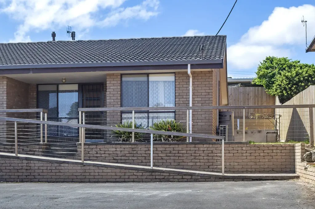 Conveniently Located Fully Furnished 2 Bedroom Unit