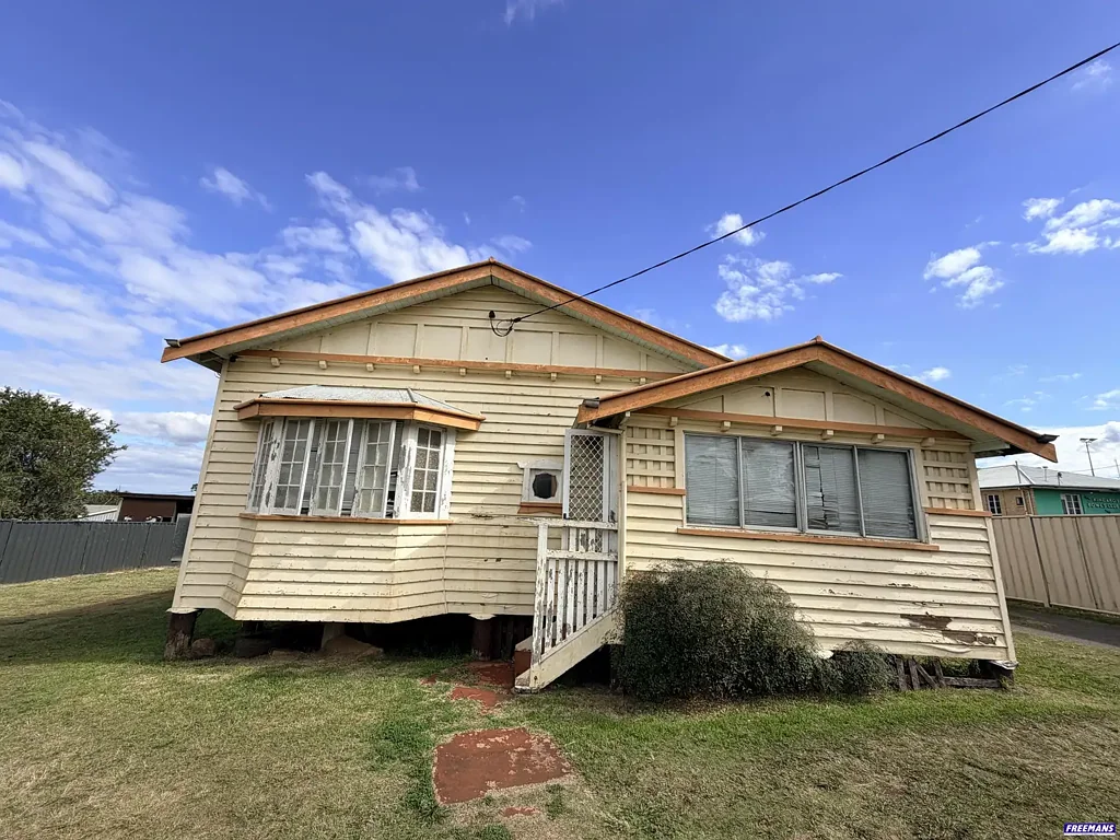 Kingaroy 3બેડરૂમ Character, Convenience & Potential - Walk to Kingaroy Hospital and CBD