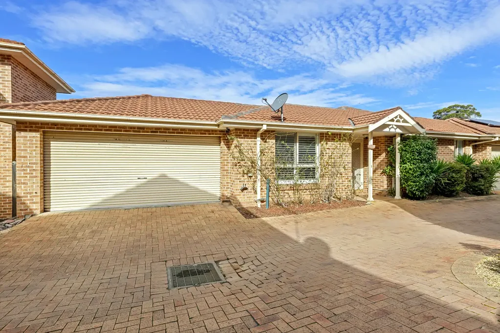 Colyton 3 Bedroom Stylish 3-Bedroom Villa with Double Garage