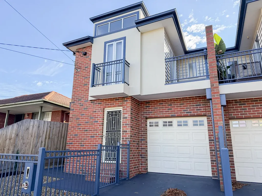 Spacious Street-Facing Townhouse in the Heart of Thornbury