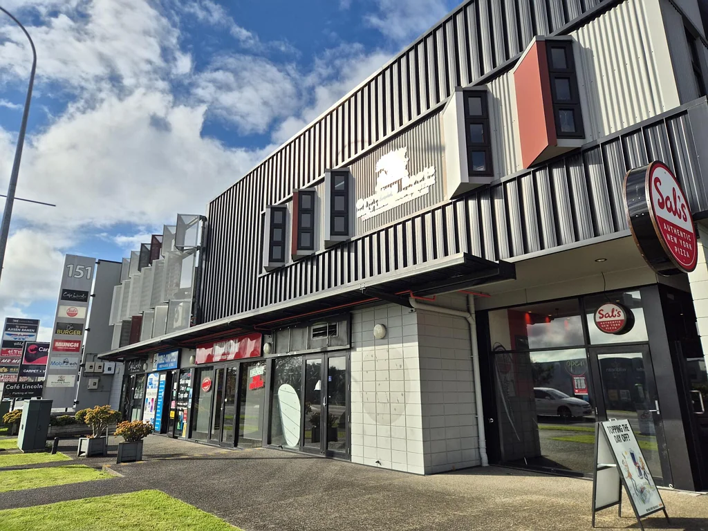 Henderson  Food opportunity on busy Lincoln Road