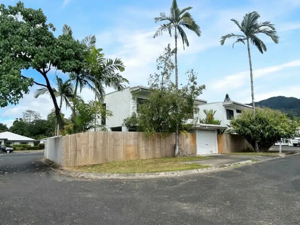4/8 Carnation Drive, Mooroobool, QLD 4870