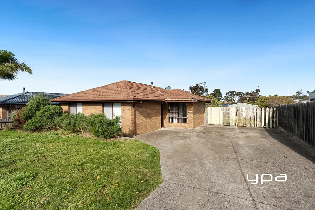 Sunbury 3房 优越侧向通道 672m²地块 批准联排别墅计划 三卧宽敞布局 燃气厨房便利 后院开发潜力 地段生活便利 Approved Plans & Permits – Unlock the Potential