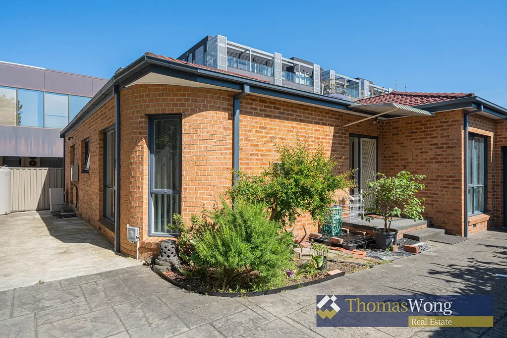 Spacious and Private - with own driveway (6 months lease)