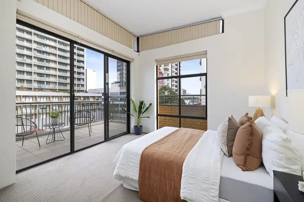 Burwood 3房 顶层公寓 183平米奢阔空间 三卧套间 高天花板 充足采光 环绕阳台 西菲尔德近邻 娱乐休闲便利 Spacious Top-Floor Apartment with Expansive Wraparound Terrace in the Heart of Burwood