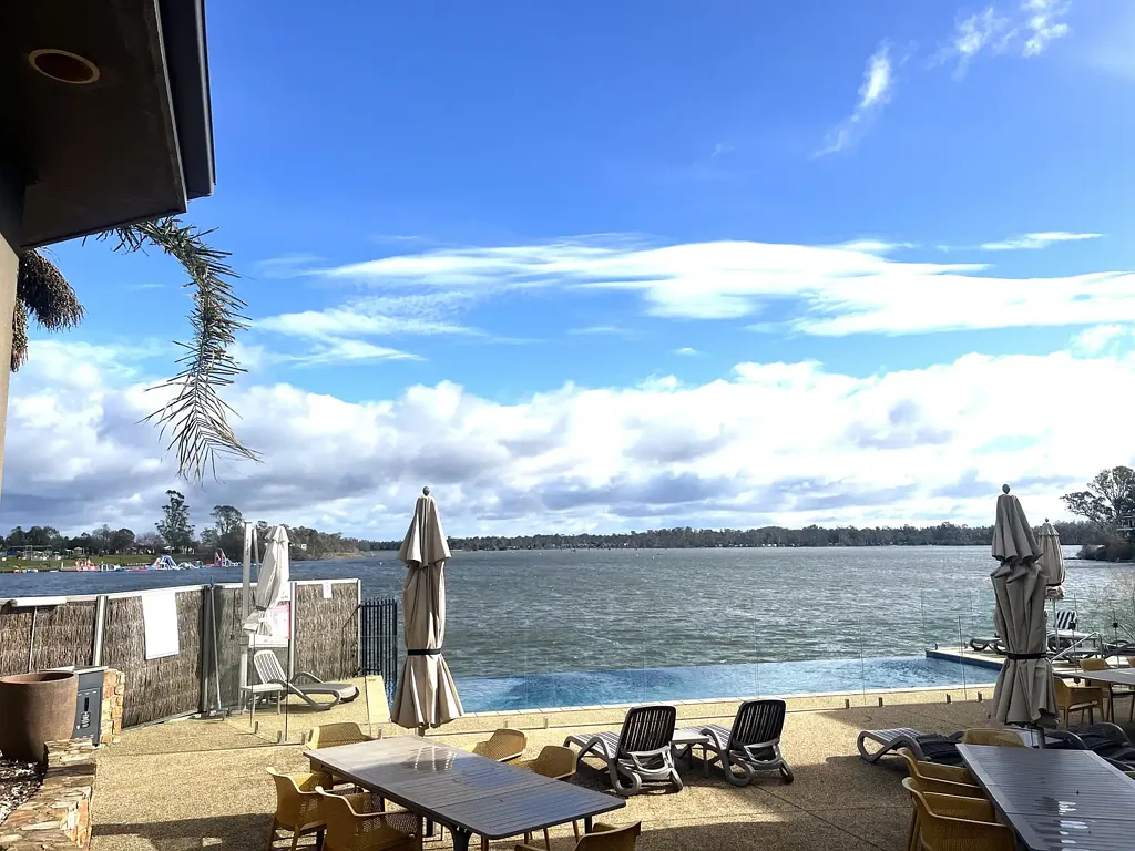 Nagambie 2房  Prestige Waterfront Townhouse – Luxury Lakeside Living