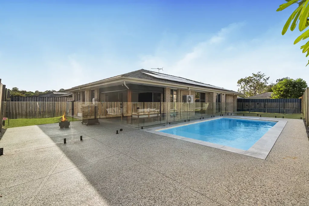 Burpengary East 4房 宽敞家庭生活，尊享优质升级、侧面通道和地下泳池 Spacious Family Living with Premium Upgrades, Side Access and an Inground Pool