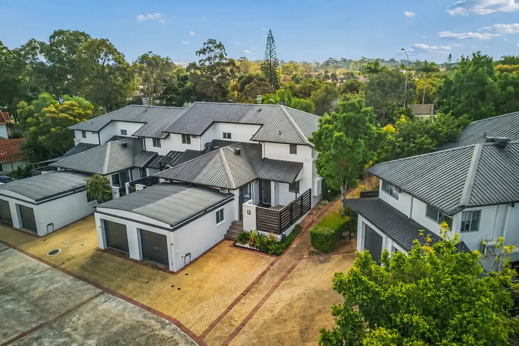 Robina 3房  Renovated End-Position Townhouse in Prime Location
