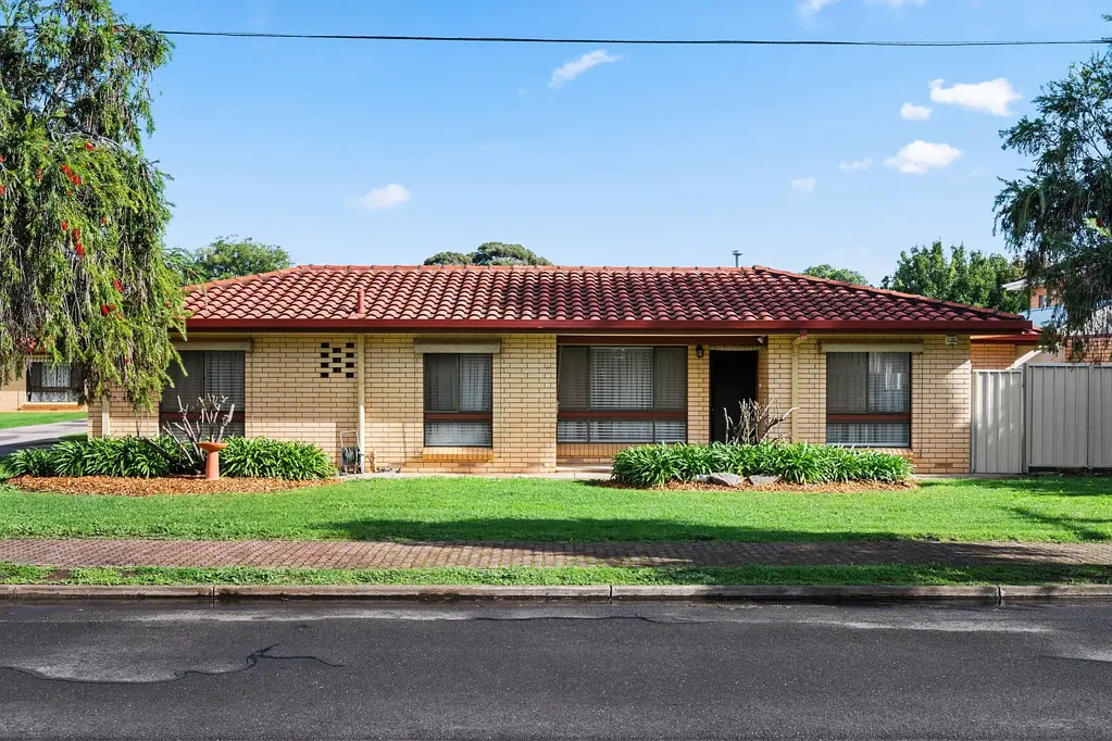 Glenelg North 2房  Fully Renovated, Stylish & Secure Living in the Heart of Glenelg North