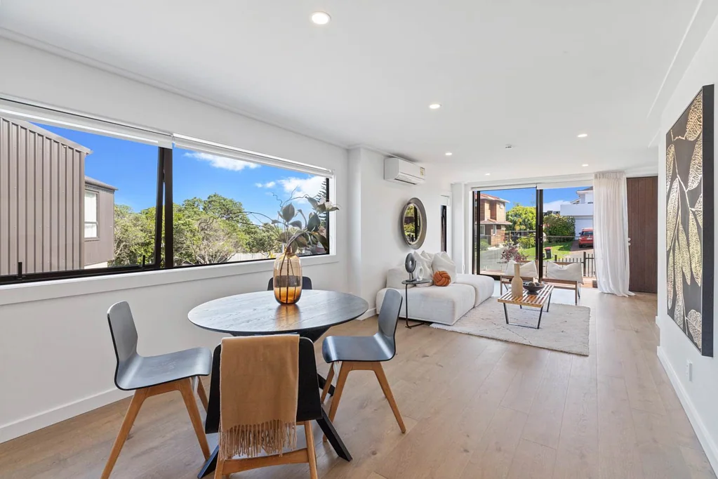 Point Chevalier 3 Bedroom Light-Filled Living with Private Courtyard